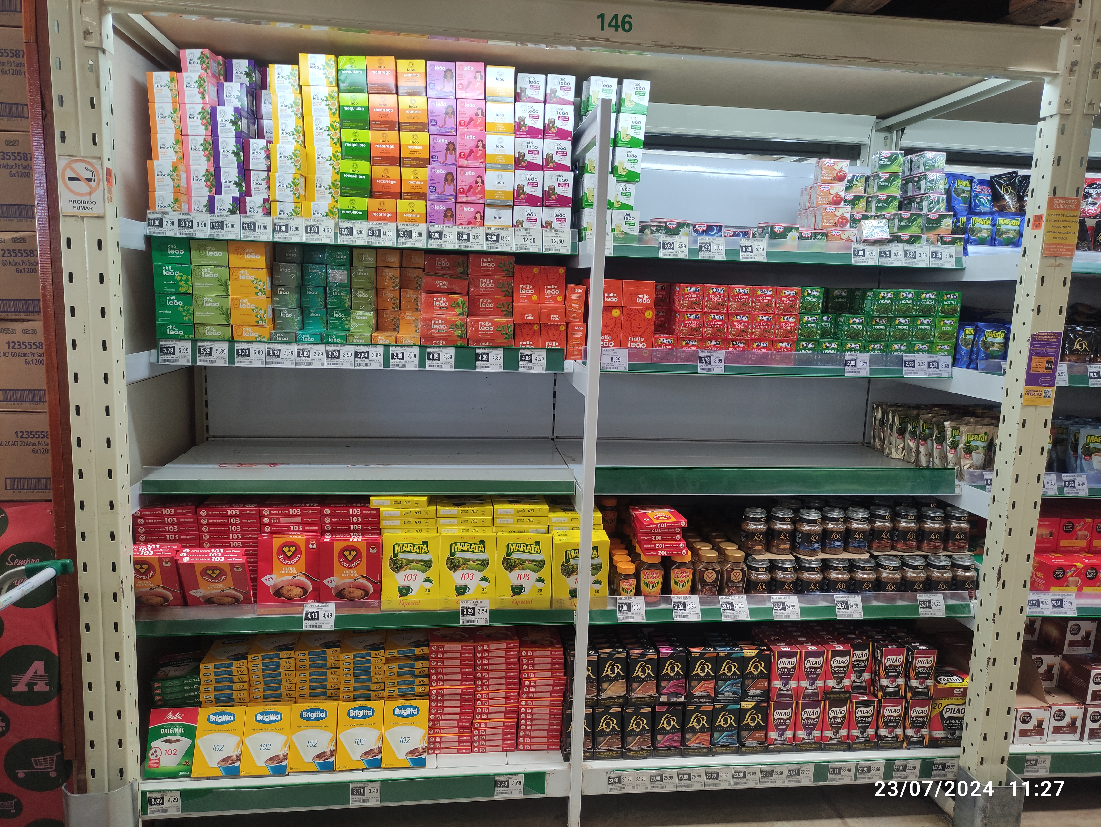 imagem da gondola chá, vazia, com produtos de concorrentes em ruptura